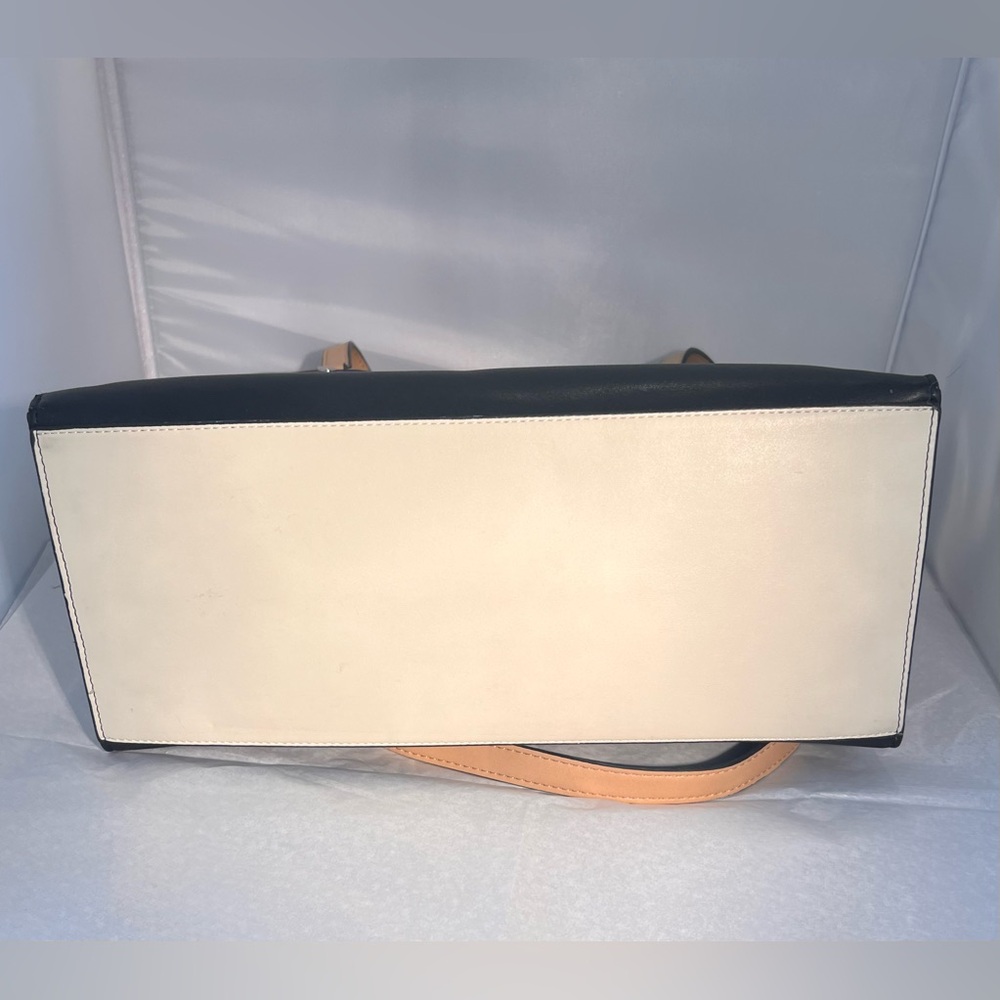 Calvin Klein Leo Smooth PU Novelty East/West Boxy Large Tote. NWT - Picture 8 of 8